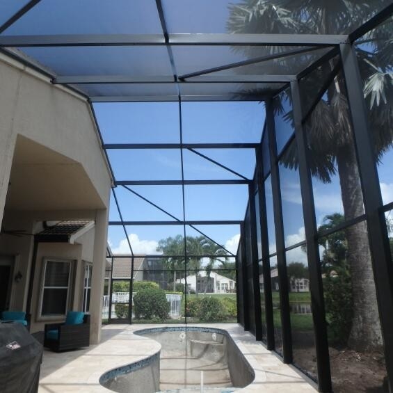 ป้องกัน UV สระว่ายน้ําและ Patio Screen Fiberglass ป้องกันแมลง 0.33 มม กว้างสายการติดตั้งง่าย