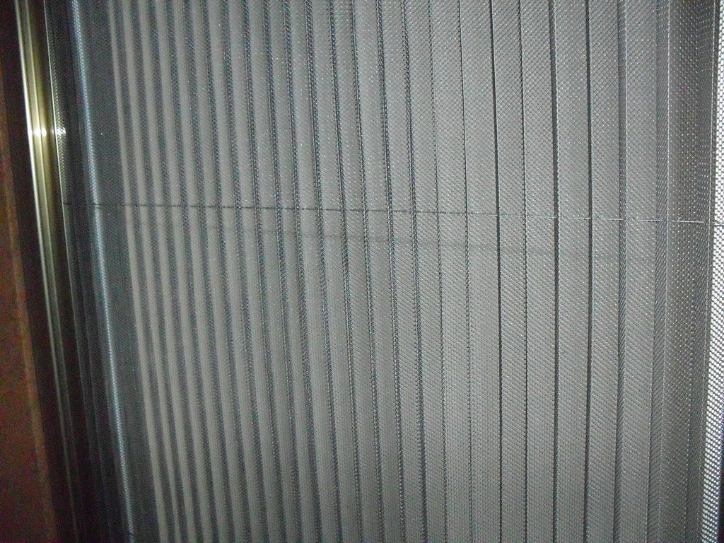 17 * 15 ตาข่ายสีดำ Plisse ตาข่ายโพลีเอสเตอร์สำหรับประตูบานเลื่อน Windows